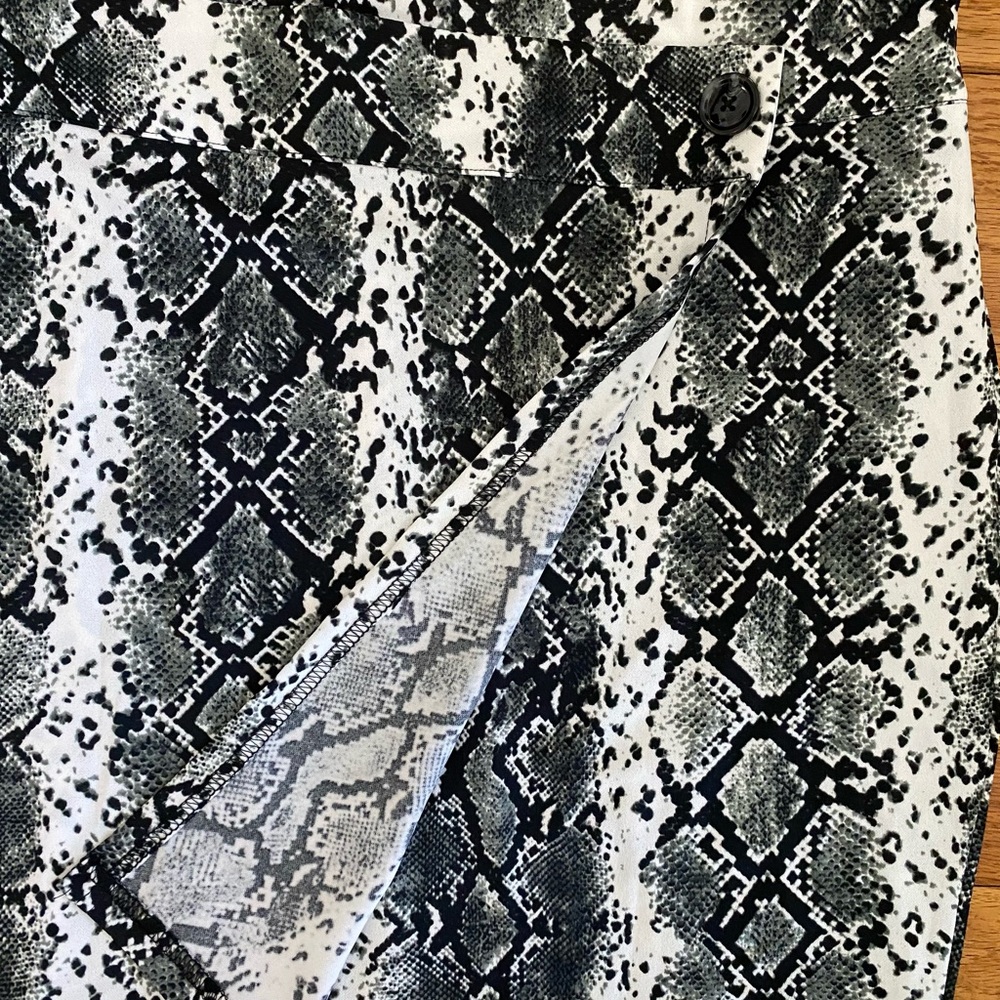 Shein Wrap Skirt Women’s 2XL Snakeskin Print Short Mini Button/Zip Closure NWOT - Picture 5 of 9